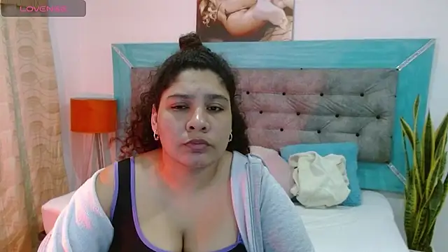 Snapshot of roxx_iie chatting on October 7, 2:31 am roxx iie online show from October 7, 2:31 am