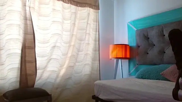 Snapshot of roxx_iie chatting on October 15, 6:30 pm roxx iie online show from October 15, 6:30 pm