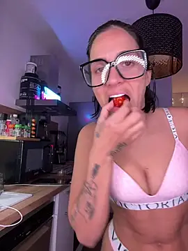 LaPetiteKim online show from April 15, 7:10 pm