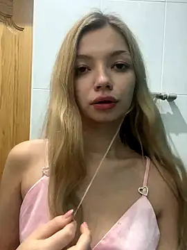 Snapshot of _Siennaaa_ chatting on October 28, 10:45 pm Siennaaa online show from October 28, 10:45 pm