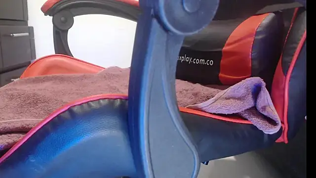 Snapshot of emily_sexxx chatting on November 22, 7:51 am emily sexxx online show from November 22, 7:51 am