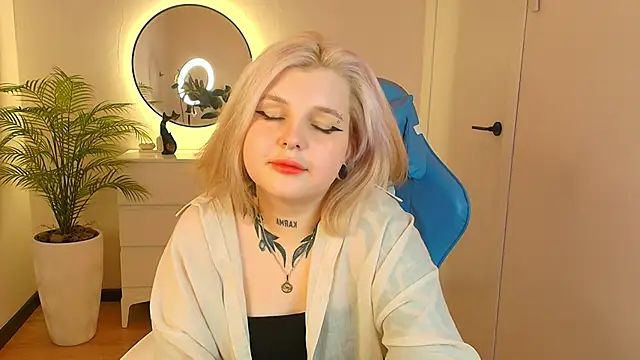 Shad0wPurr online show from October 3, 8:55 am