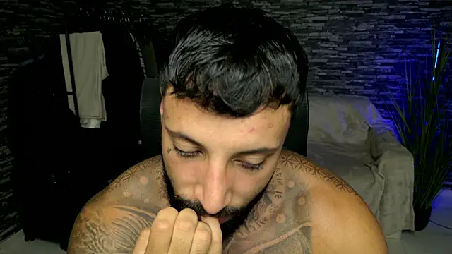 Snapshot of MasculineGuy99 chatting on July 5, 7:43 pm MasculineGuy99 online show from July 5, 7:43 pm