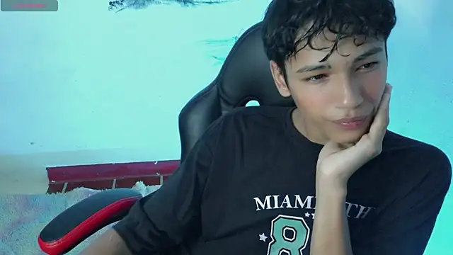 Snapshot of Im_david02 chatting on October 20, 1:00 pm Im david02 online show from October 20, 1:00 pm