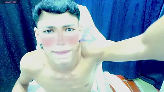 Snapshot of Im_david02 chatting on November 2, 9:39 pm Im david02 online show from November 2, 9:39 pm