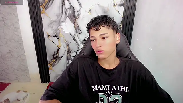 Snapshot of Im_david02 chatting on December 1, 1:05 pm Im david02 online show from December 1, 1:05 pm