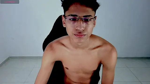 Snapshot of Im_david02 chatting on April 8, 1:11 pm Im david02 online show from April 8, 1:11 pm