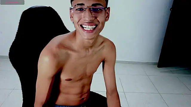 Snapshot of Im_david02 chatting on April 11, 4:00 pm Im david02 online show from April 11, 4:00 pm