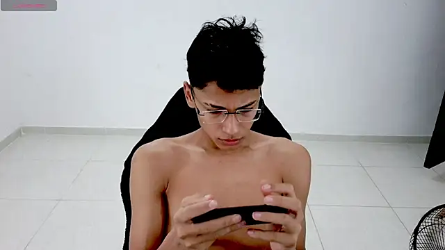 Snapshot of Im_david02 chatting on April 16, 2:29 pm Im david02 online show from April 16, 2:29 pm
