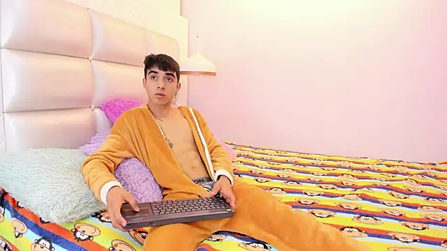Snapshot of Hottie_Guy chatting on October 7, 6:16 pm Hottie Guy online show from October 7, 6:16 pm