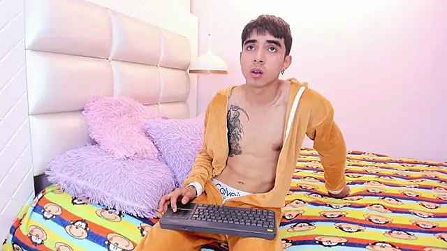 Snapshot of Hottie_Guy chatting on October 8, 6:16 pm Hottie Guy online show from October 8, 6:16 pm