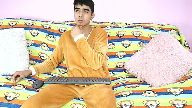 Snapshot of Hottie_Guy chatting on October 9, 3:21 pm Hottie Guy online show from October 9, 3:21 pm
