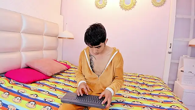 Snapshot of Hottie_Guy chatting on October 10, 6:07 pm Hottie Guy online show from October 10, 6:07 pm