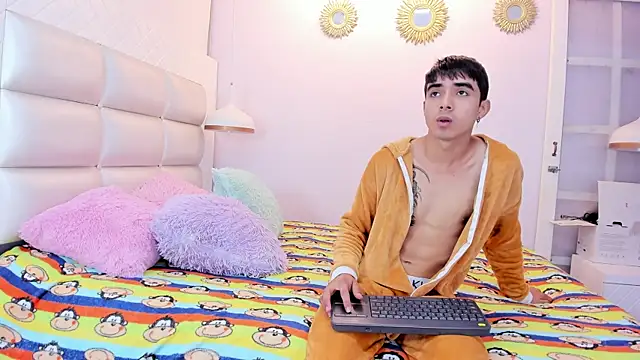 Snapshot of Hottie_Guy chatting on October 14, 6:20 pm Hottie Guy online show from October 14, 6:20 pm