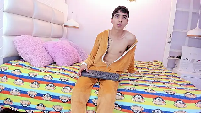 Snapshot of Hottie_Guy chatting on October 15, 5:57 pm Hottie Guy online show from October 15, 5:57 pm