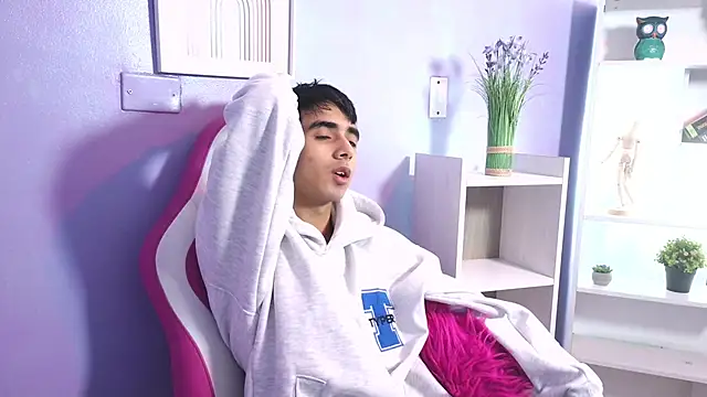 Snapshot of Hottie_Guy chatting on October 20, 5:13 pm Hottie Guy online show from October 20, 5:13 pm