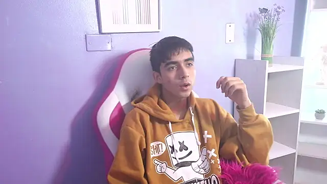 Snapshot of Hottie_Guy chatting on October 21, 5:46 pm Hottie Guy online show from October 21, 5:46 pm