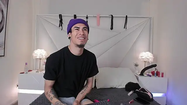 Snapshot of conjuring_ chatting on November 18, 3:12 am conjuring online show from November 18, 3:12 am