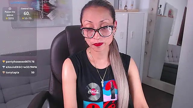 alexia james  online show from April 17, 9:07 pm