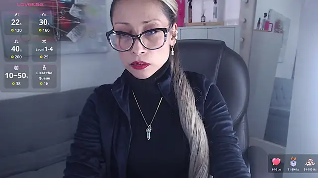 Snapshot of alexia_james_ chatting on May 2, 9:20 pm alexia james online show from May 2, 9:20 pm