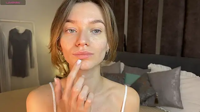 Snapshot of EvaToniz chatting on December 14, 1:11 am EvaToniz online show from December 14, 1:11 am