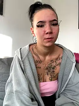 Snapshot of YoungZoexx chatting on October 9, 7:28 am YoungZoexx online show from October 9, 7:28 am