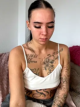 Snapshot of YoungZoexx chatting on October 15, 9:20 am YoungZoexx online show from October 15, 9:20 am