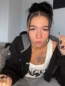 Snapshot of YoungZoexx chatting on October 28, 8:51 am YoungZoexx online show from October 28, 8:51 am