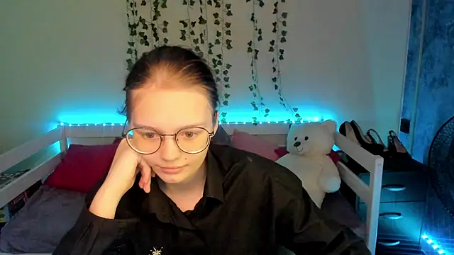 Snapshot of shy_elina01 chatting on October 4, 10:02 am shy elina01 online show from October 4, 10:02 am