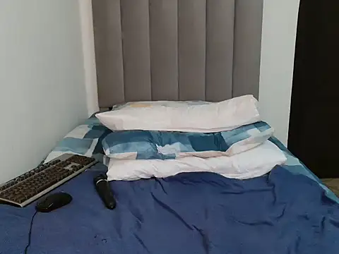 Snapshot of Sex_bomb30 chatting on October 24, 1:40 pm Sex bomb30 online show from October 24, 1:40 pm