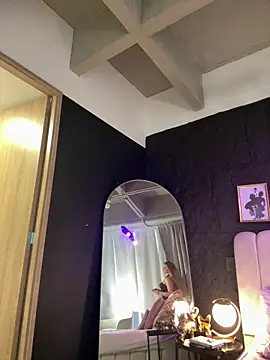 Lisa Belluci online show from October 10, 8:30 pm