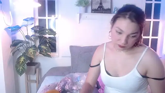 Snapshot of Viollet_C chatting on October 23, 1:49 am Viollet C online show from October 23, 1:49 am