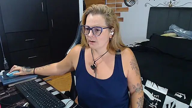 Snapshot of perlagoloza05 chatting on June 10, 4:12 am perlagoloza05 online show from June 10, 4:12 am