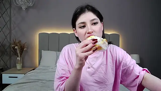 Snapshot of DianaMello chatting on November 15, 4:21 am DianaMello online show from November 15, 4:21 am