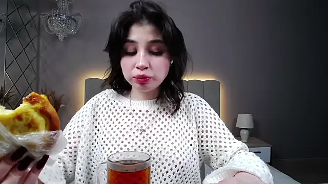 Snapshot of DianaMello chatting on November 17, 4:07 am DianaMello online show from November 17, 4:07 am