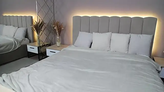 Snapshot of DianaMello chatting on November 27, 4:03 am DianaMello online show from November 27, 4:03 am