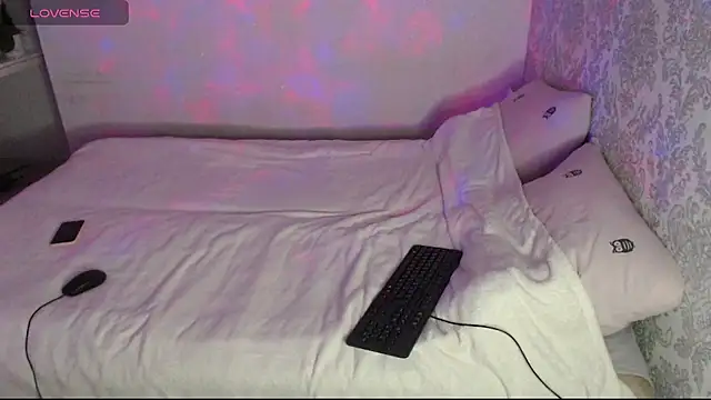 Snapshot of LilleLille chatting on October 8, 3:48 am LilleLille online show from October 8, 3:48 am