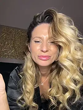 Snapshot of AvaMaddisson chatting on November 10, 5:23 pm AvaMaddisson online show from November 10, 5:23 pm