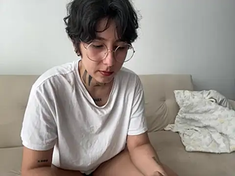 Snapshot of DaisyEmily chatting on May 24, 7:19 pm DaisyEmily online show from May 24, 7:19 pm