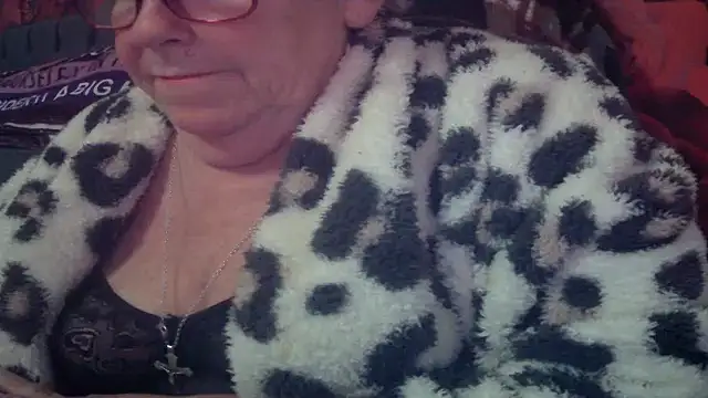 Playful MILF Demi online show from April 21, 9:39 pm