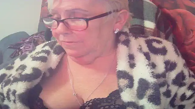 Playful MILF Demi online show from April 22, 9:49 pm