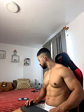 Ezzio Scolaro online show from November 11, 12:05 pm