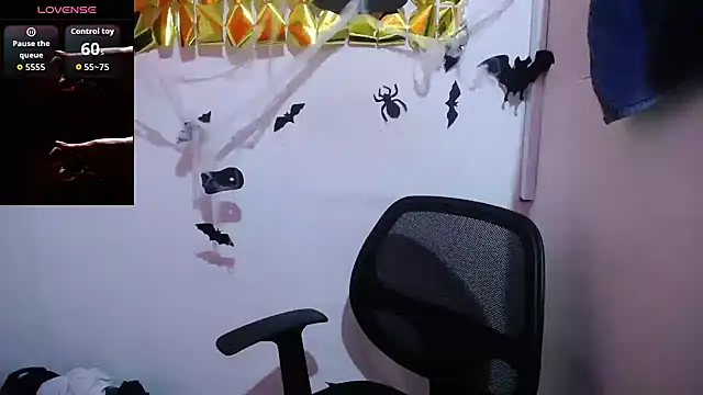 Snapshot of cherry_blond chatting on October 16, 11:50 pm cherry blond online show from October 16, 11:50 pm