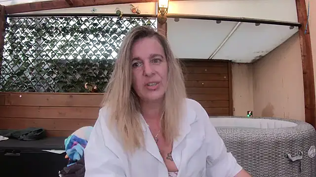 Snapshot of Delichieuse5 chatting on June 24, 8:08 pm Delichieuse5 online show from June 24, 8:08 pm