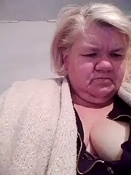 Snapshot of LusiyaGold5 chatting on November 12, 8:19 pm LusiyaGold5 online show from November 12, 8:19 pm