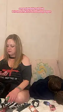 Snapshot of amandatheblondewife chatting on August 9, 5:23 am amandatheblondewife online show from August 9, 5:23 am