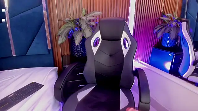 Snapshot of Lia_Kitten chatting on October 6, 6:11 am Lia Kitten online show from October 6, 6:11 am