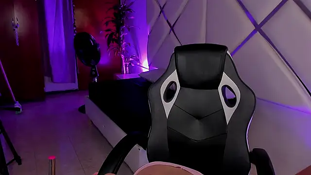 Snapshot of Lia_Kitten chatting on October 7, 3:04 am Lia Kitten online show from October 7, 3:04 am