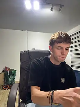 Snapshot of noah_red chatting on October 6, 3:15 am noah red online show from October 6, 3:15 am
