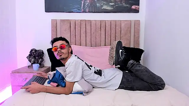 Timothe Evans online show from October 24, 9:11 pm